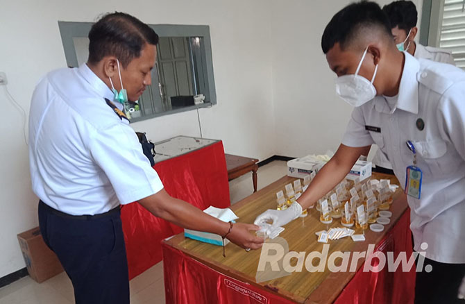 MENDADAK: Masinis dan kru kereta api menjalani tes narkoba sebagai upaya pelayanan kepada pelanggan Jumat (16/12). (ZAKI FOR RABA)