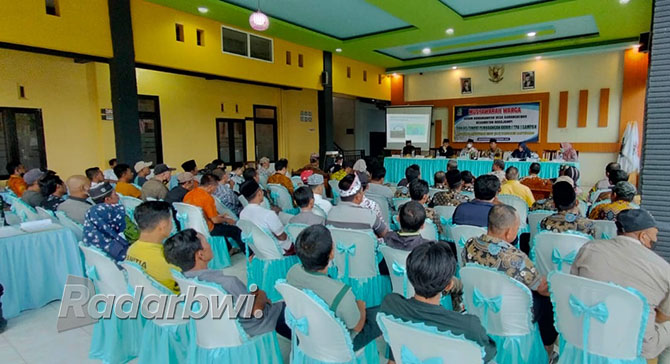 BAHAS SAMPAH: Warga menghadiri musyawarah di Balai Desa Karangbendo terkait tempat pembuangan sampah di bekas tambang pasir desa setempat, Selasa (6/12). (DEDY JUMHARDIYANTO/RaBa)