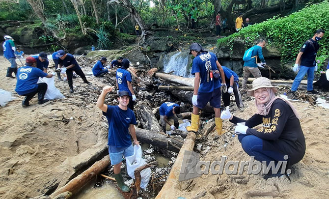 TANGANI SAMPAH: Meski sudah mengajukan surat pengunduran diri sebagai Plt Kepala DLH, Dwi Handatani (kanan), tetap fokus menangani sampah di Banyuwangi. (DEDY JUMHARDIYANTO/RABA)