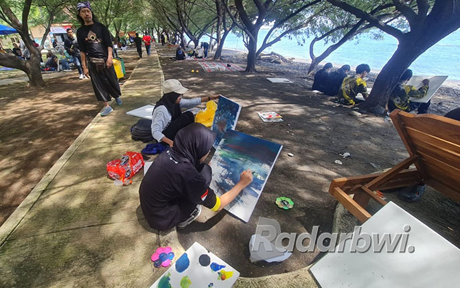 DIBERI WAKTU TIGA JAM: Peserta Live Art Painting Competition kemarin (8/12) melukis on the spot di Pantai GWD, Desa Bangsring, Kecamatan Wongsorejo, Kamis (8/12). (FREDY RIZKI/RaBa)