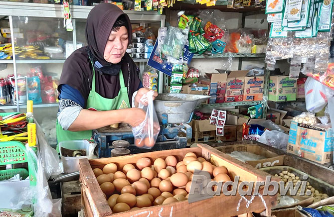 BAHAN POKOK: Harga telur di sejumlah kios di Pasar Rogojampi mengalami kenaikan, Jumat (2/12). (AYU LESTARI/RABA)