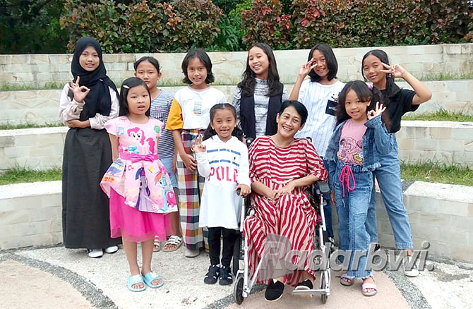 OLAH VOKAL: Ine Soeherman bersama para siswa-siswi Bina Vokalia dan Musika saat berlatih vocal di area RTH Sritanjung, Sabtu (17/12). (TOHA/RABA)