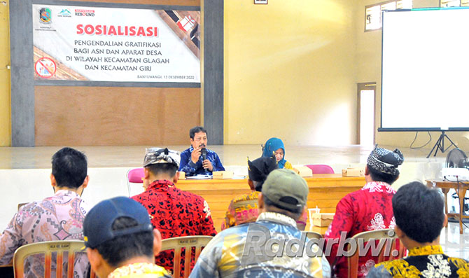 PEMBINAAN: Pengendali Teknis Auditorat IX I Nengah Adnyana (kiri) saat sosialisasi pengendalian gratifikasi di Kecamatan Glagah, Selasa (13/12). Kegiatan ini dihadiri kepala desa, kepala SDN, SMPN, koordinator wilayah kerja satuan pendidikan (korwilkersat