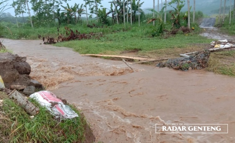TINGGAL FONDASI: Jembatan darurat yang baru seminggu dibangun di Dusun Sumberjambe, Desa Kandangan, Kecamatan Pesanggaran kembali hanyut dan tinggal pondasi, Rabu (7/12) (Riyono Untuk JPRG)