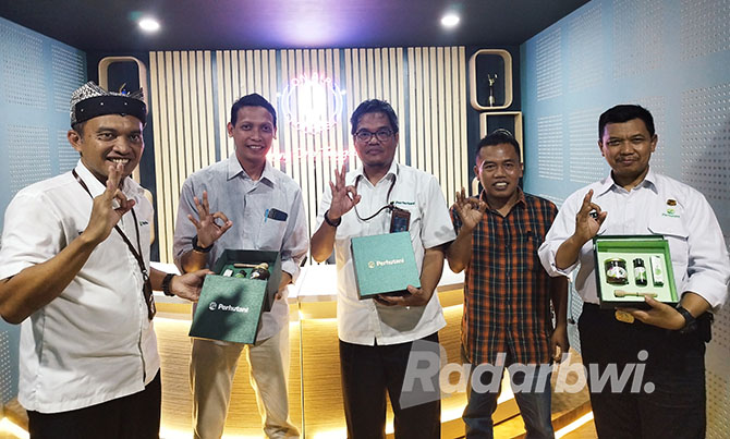 SALAM KHAS: Tiga ADM Perhutani Banyuwangi berkunjung ke gedung Grha Pena, Jawa Pos Radar Banyuwangi, Senin (12/12). (BAGUS RIO/RABA)