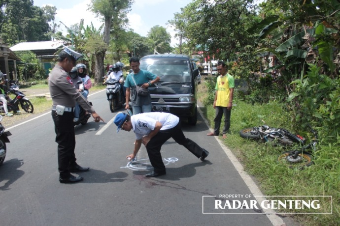 TRAGIS: Anggota Unit Lantas Polsek Genteng melakukan olah TKP di jalan raya Dusun Mangli, Desa Karangsari, Kecamatan Sempu, Selasa (13/12). (Salis Ali/JPRG)