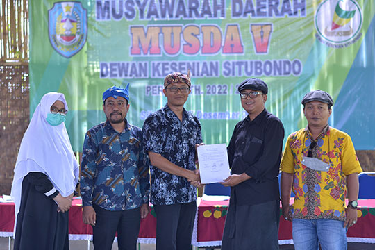 MOMEN LIMA TAHUNAN: Ketua Panitia Musda Jeffri Gunawan menyerahkan berita acara hasil Musda V kepada ketua terpilih, Edy Supriyono, diapit Ketua Sidang Marlutfi Yohandi serta notulen sidang Titin dan Galih dalam pelaksanaan musda di Karang Kenek, Desa Ole