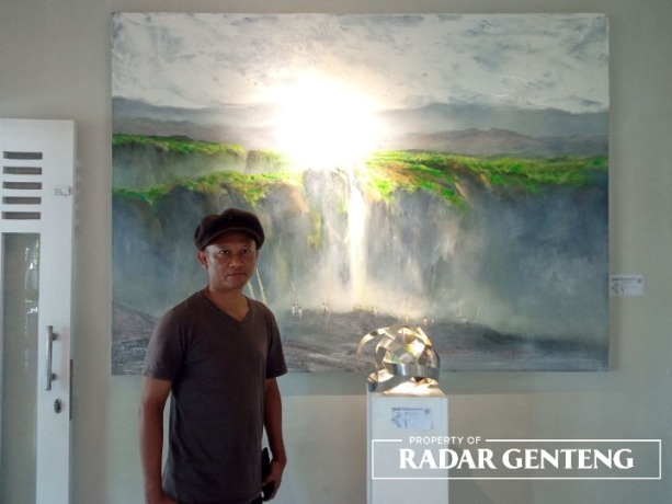 3D: Elyezer dengan karya 3D-nya di Studio Elyezer Dusun Senepo Lor, Desa Barurejo, Kecamatan Siliragung pada Kamis (1/12). (Lugas Rumpakaadi/JPRG)