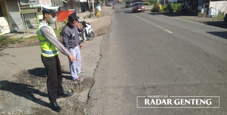 NAAS: Polisi melakukan olah TKP di lokasi kecelakaan di jalan raya di Dusun Krajan, Desa Parijatah Kulon, Kecamatan Srono Jumat (2/12). (AIPTU Nuryadi Untuk JPRG)