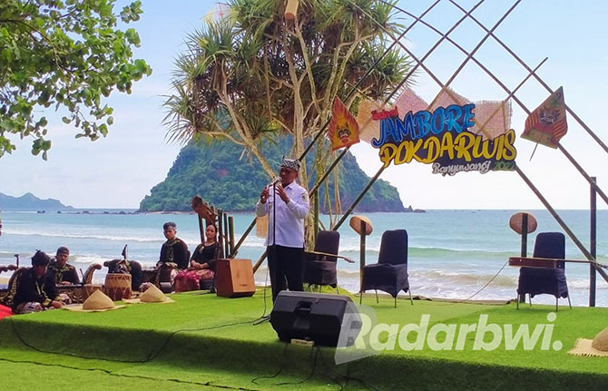 BIKIN WISATAWAN TERKESAN: Wabup Sugirah menyampaikan sambutan pada kegiatan Jambore Pokdarwis 2022 di Pantai Pulau Merah, Jumat (16/12). (DINI UNTUK RABA)