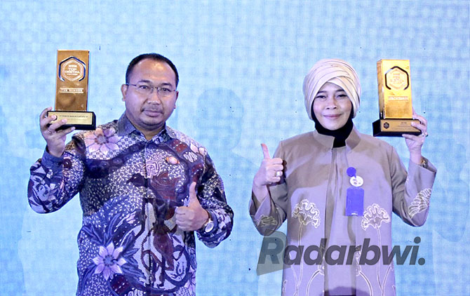 PRESITISIUS: Direktur PTPN XII Siwi Peni (kanan) dan Kepala Bagian Pengadaan dan Umum PTPN XII Benny Hendricrianto (kiri) menerima penghargaan Top Digital Award 2022, Kamis (15/12). (BENY FOR RABA)