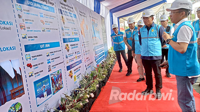 TINJAU LANGSUNG: Dirjen EBTKE Kementerian ESDM Dadan Kusdiana (dua dari kanan) didampingi Direktur Distribusi PLN Adi Priyanto (kanan) beserta jajarannya melihat langsung Gardu Induk Banyuwangi, Senin (26/12). (BAGUS RIO/RABA)