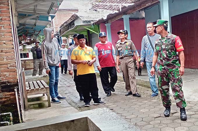 TERTUTUP: Petugas gabungan saat memeriksa eks Lokalisasi Turian di Dusun Sidodadi, Desa Karetan, Kecamatan Purwoharjo yang mendadak sepi, pada Sabtu (24/12). (RadarBanyuwangi.id)