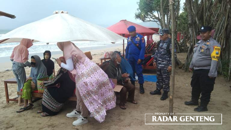 KELILING: Petugas patroli ke tempat pengunjung Pantai Pulau Merah Dusun Pancer, Desa Sumberagung, Kecamatan Pesanggaran, Senin (26/12). (Wayan Untuk JPRG)