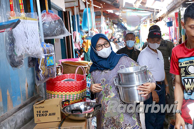 AGAR EKONOMI BERPUTAR: Bupati Ipuk Fiestiandani Azwar Anas berbelanja di Pasar Genteng tanggal 4 April 2022 lalu usai meluncurkan program Hari Belanja Pasar Rakyat dan UMKM. (DINI FOR RABA)