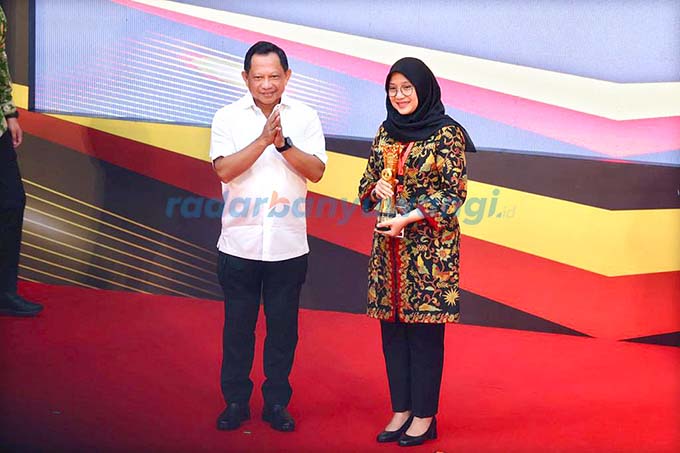BUAH INOVASI: Bupati Ipuk menerima piala sebagai supremasi kabupaten paling inovatif di tingkat nasional dari Mendagri Tito Karnavian di Jakarta kemarin (23/12). (Dini untuk RadarBanyuwangi.id)