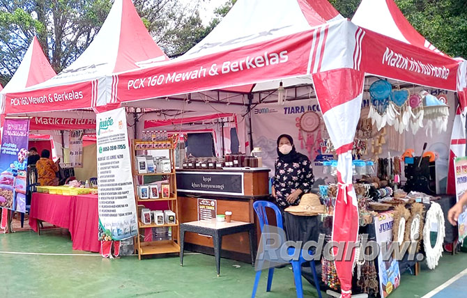 BUKA LAPAK: Puluhan UMKM turut meramaikan event malam puncak Peringatan Harjaba ke-251 di Taman Blambangan pada Minggu (18/12). (AYU LESTARI/RABA)