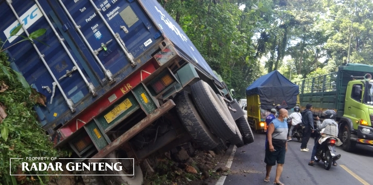 APES: Truk kontainer yang mengalami rem blong terperosok  dan menabrak dinding tebing di Jalur Gumitir, tepatnya di tikungan Mbah Singo, Desa Sidomulyo, Kecamatan Silo, Kamis (1/12). (Wiji Untuk JPRG)