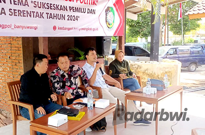 GESAH POLITIK: Narasumber menyampaikan materi dalam diskusi pemilu di kantor Kesbangpol Banyuwangi, Rabu (7/12). (ARI MUSTOFA UNTUK RABA)