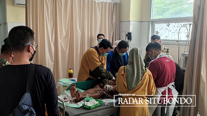 DITANGANI TIM MEDIS: Rudiyanto, 30, warga Desa/Kecamatan Jangkar, menjalani perawatan intensif di Rumah Sakit Asembagus, Situbondo, Jumat (27/1). (Humaidi/Radar Situbondo)