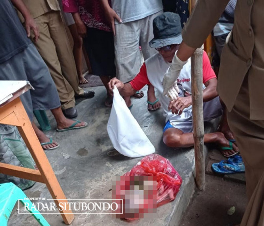 DIBUNGKUS PLASTIK: Bayi berjenis kelamin laki-laki ditemukan terbungkus di pinggir jalan Dusun Parayaan, Desa Sumberkolak, Kecamatan Panarukan, Situbondo, Senin (30/1). (Humaidi/Radar Situbondo)