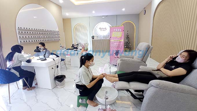 NYAMAN: Cherish Nail Studio manjakan tamunya dengan pelayanan terbaik menyediakan ruangan yang terkesan mewah dan terapis yang berpengalaman. (RadarBanyuwangi.id)