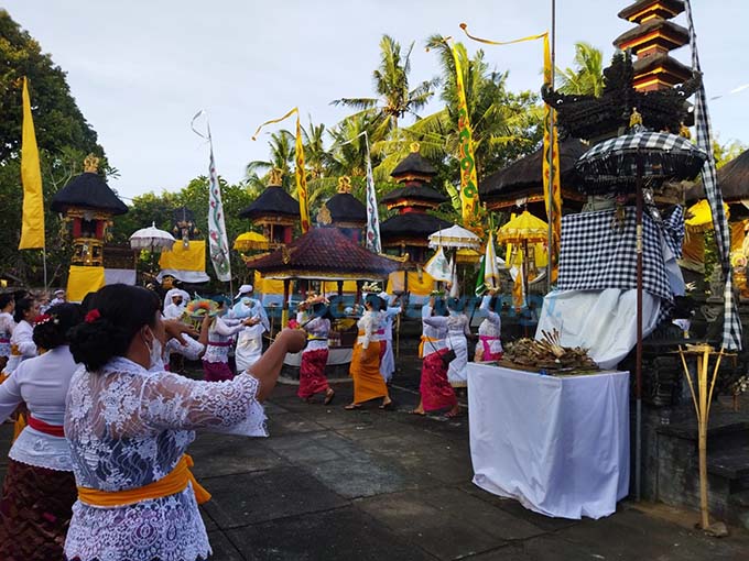 SEMARAK DAN KHIDMAT: Setelah PPKM dicabut, umat Hindu di Desa Patoman, Kecamatan Blimbingsari bisa merayakan Galungan dengan penuh suka cita. (Deddy Jumhardiyanto/RadarBanyuwangi.id)