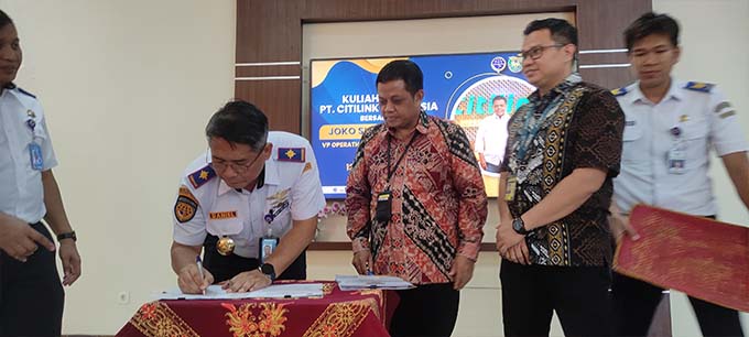 SINERGI : Direktur API Banyuwangi Capt. Daniel Dewantoro Rumani, S.E., S.SiT., M.M., MA. Bersama Vice President Planning, Control & Support PT Citilink Indonesia saat menandatangani program on job training pada Kamis (12/1) kemarin. (Gerda Sukarno/RadrBan