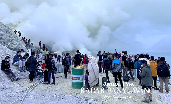 LIHAT KAWAH: Cuaca buruk menjadi kendala kunjungan wisatawan ke Ijen. Dari data BKSDA, jumlah wisatawan domestik 900 orang, sedangkan wisatawan asing hanya 35. (Irul untuk Radar Banyuwangi)