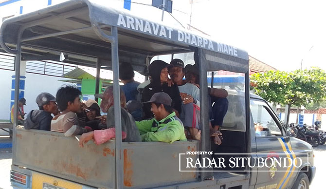 BERIKAN EFEK JERA: Belasan anak buah kapal (ABK) diangkut mobil patroli Polres Situbondo saat berada di Pelabuhan Kalbut, Selasa (10/1). (Humaidi/Radar Situbondo)
