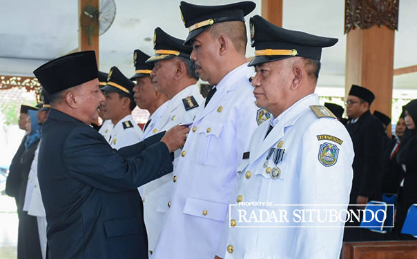 MOMEN SAKRAL: Bupati Situbondo Drs Karna Suswandi melantik dan mengambil sumpah puluhan pejabat di Pendapa Aryo Situbondo, Rabu (11/1).  (Iwan Feriyanto/Radar Situbondo)