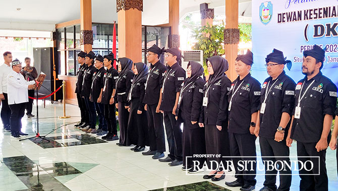 Pengurus baru DKS dilantik Bupati Karna Suswandi di Pendapa Arya, Rabu siang (4/1/23). (Iwan Feriyanto/Radar Banyuwangi)