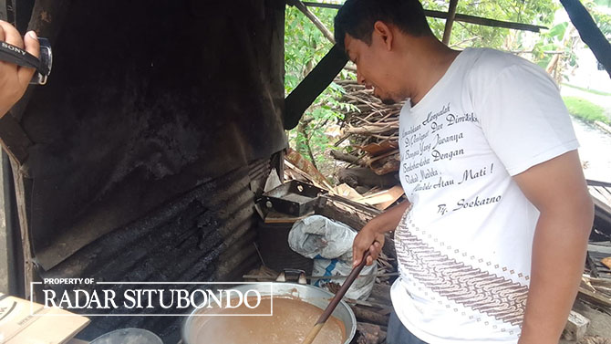 OLAH BUMBU SATE: Robi, warga Dusun Barat Kebun, Desa Wringin Anom, Kecamatan Panarukan, Kabupaten Situbondo, mengolah bumbu sate di samping rumahnya, Sabtu (7/1). (Humaidi/Radar Situbondo)