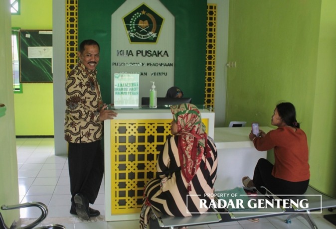 DAFTAR: Pendaftar nikah mengurus administrasi di KUA Sempu, Dusun Mangli, Desa Karangsari, Kecamatan Sempu, Kamis (19/1). (Foto: Salis Ali/JPRG)