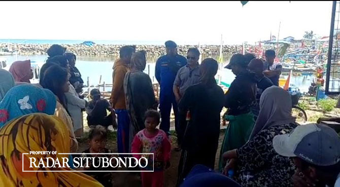 AKUI KESALAHAN: Puluhan istri anak buah kapal (ABK) meminta Polairud agar tidak melakukan penahanan terhadap suaminya, Selasa (10/1). (Humaidi/Radar Situbondo)