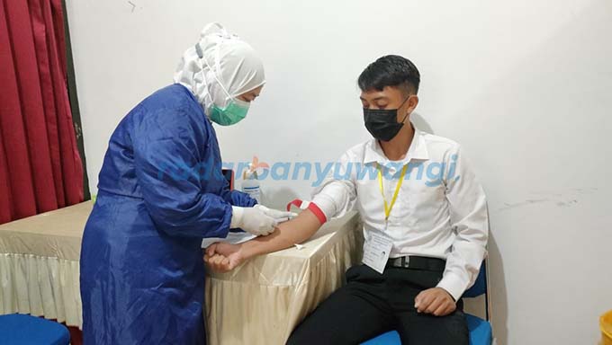 PENTING: Petugas mengambil sampel darah dalam rangkaian Medical Check Up di RSI Fatimah Banyuwangi. (RSIF Untuk RadarBanyuwangi.id)