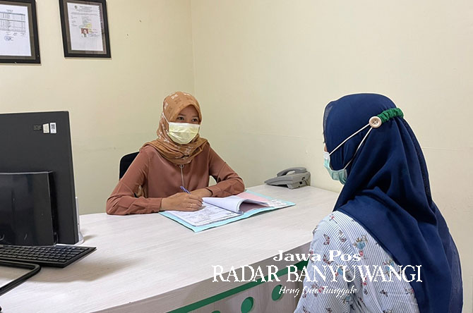 TELATEN: dr Eka Devinta Novi Diana, Sp. Dv mengedukasi pasien yang akan melakukan tindakan electrocauter di RSU Bhakti Husada, Krikilan, Kecamatan Glenmore. (Rustida untuk Radar Genteng)