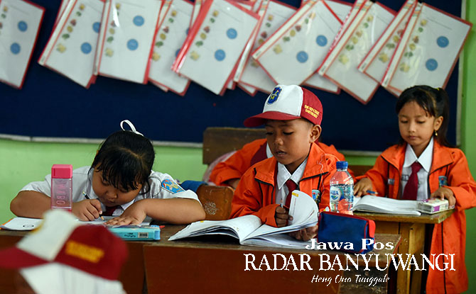 TANPA MASKER: Hari pertama masuk sekolah setelah libur panjang, siswa SDN Kepatihan langsung menjalani pembelajaran seperti biasa, Senin (2/1). (Ramada Kusuma/Radar Banyuwangi)
