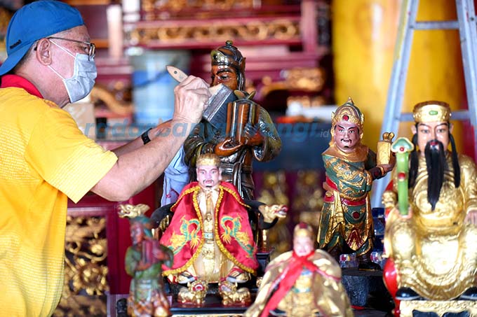 MENYAMBUT IMLEK: Umat Tri Dharma membersihkan patung dewa di Kelenteng Hoo Tong Bio Banyuwangi kemarin (8/1). (Ramada Kusuma/RadarBanyuwangi.id)