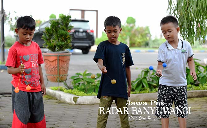 RUANG TERBUKA: Beberapa anak bermain etek-etek di perkampungan Kecamatan Banyuwangi. (Ramada Kusuma/Radar Banyuwangi)