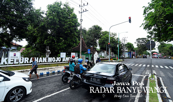 UJI COBA: Pemasangan traffic light baru di simpang empat Mojopanggung diharapkan bisa mengurai keruwetan arus lalu lintas saat jam-jam sibuk. (Ramada Kusuma/Radar Banyuwangi)