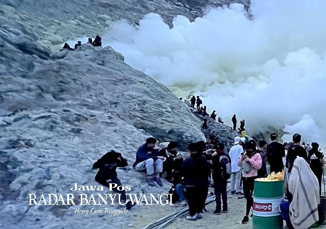 NAIK LEVEL WASPADA: Sejak diberlakukan aturan mendaki Ijen dimulai pukul 04.00, wisatawan tak bisa menyaksikan eksotisme blue fire. (Irul untuk Radar Banyuwangi)