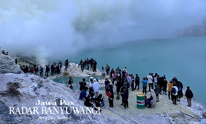 PUNYA DAYA TARIK: Wisatawan domestik maupun mancanegara menikmati pemandangan Kawah Ijen dari jarak dekat. (Irul untuk Radar Banyuwangi)