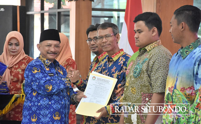Bupati Situbondo Drs Karna Suswandi menyerahkan SK untuk guru PAUD dan TK di Pendapa Aryo Situbondo, Jumat (27/1). (Iwan Feriyanto/Radar Situbondo)