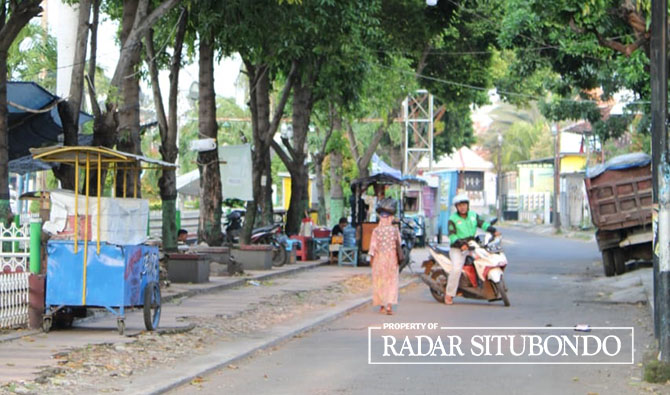 TUTUP: Sejumlah pedagang membiarkan lapaknya di sekitar taman car free night, Jumat (20/1). (Iwan Feriyanto/Radar Situbondo)