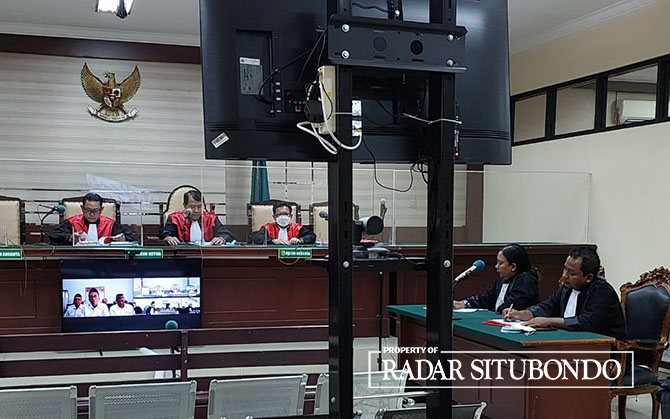 SIDANG PUTUSAN: Tiga terdakwa kasus dugaan penggelapan dana UKL-UPL Dinas Lingkungan Hidup (DLH) mengikuti sidang putusan di Pengadilan Negeri (PN) Tindak Pidana Korupsi (Tipikor) Surabaya, Selasa (10/1). (KEJARI STB UNTUK JPRS)