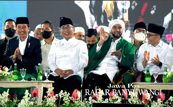 TEPUK TANGAN: Ketua panitia peringatan Satu Abad NU Abdullah Azwar Anas (kanan) duduk di dekat Habib Syech bin Abdul Qodir As-Segaf. Anas ikut mendampingi Presiden Jokowi dan Ketua Umum PBNU KH Yahya Cholil Staquf di panggung utama FTIN yang berlangsung d