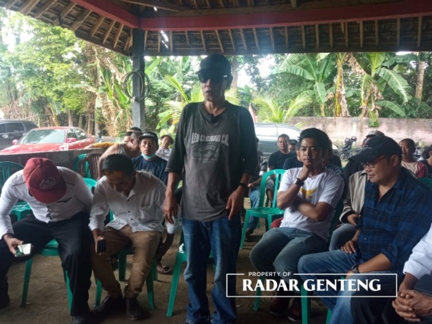 MINTA DIBUBARKAN: Koordinator aksi Supono juga minta asosiasi kades di Banyuwangi dibubarkan, Rabu (25/1). (Foto: Lugas Rumpakaadi/JPRG)