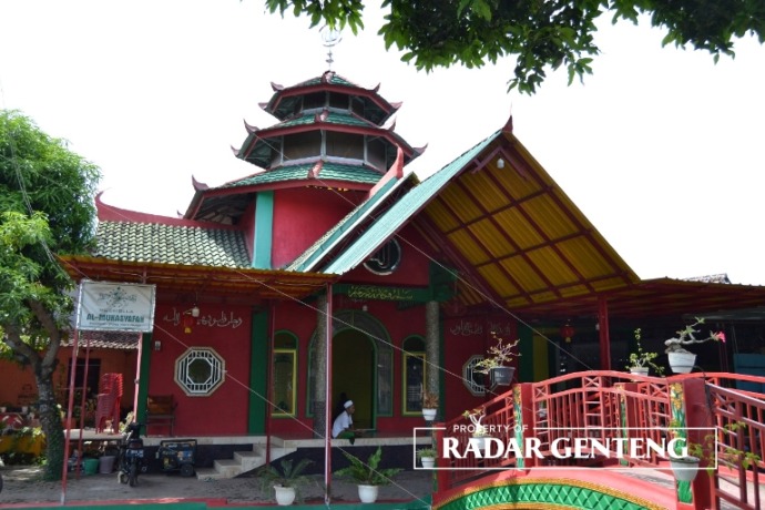 ANTIK: Musala Al Mukasyafa di Dusun Krajan, Desa Bagorejo, Kecamatan Srono dengan arsitektur menyerupai kelenteng, Kamis (19/1). (Foto: Lugas Rumpakaadi/JPRG)