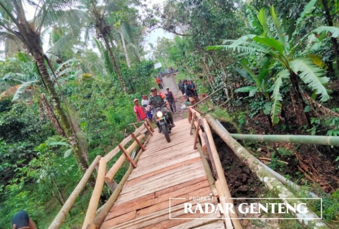 BISA DILEWATI: Anggota Babinsa mencoba jembatan darurat yang dibangun di Dusun Gumuk Candi, Desa/Kecamatan Songgon, Minggu (29/1). (Foto: Lugas Rumpakaadi/JPRG)